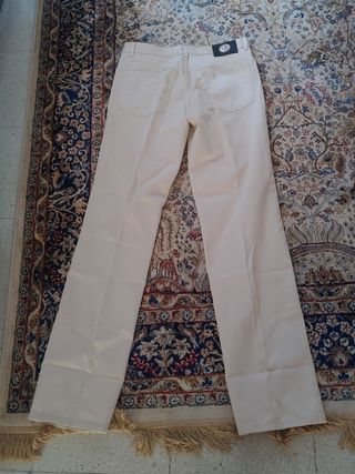 Pantalon color hueso vaquero fino talla 40 de segunda mano por 15 EUR en  Madrid en WALLAPOP
