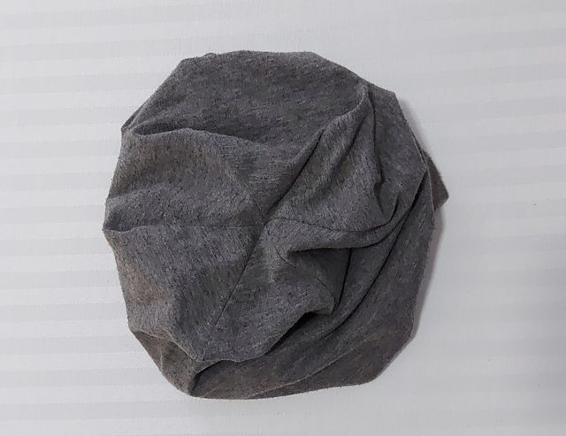 Gorro gris, marca Build Your Brand (Alemania).