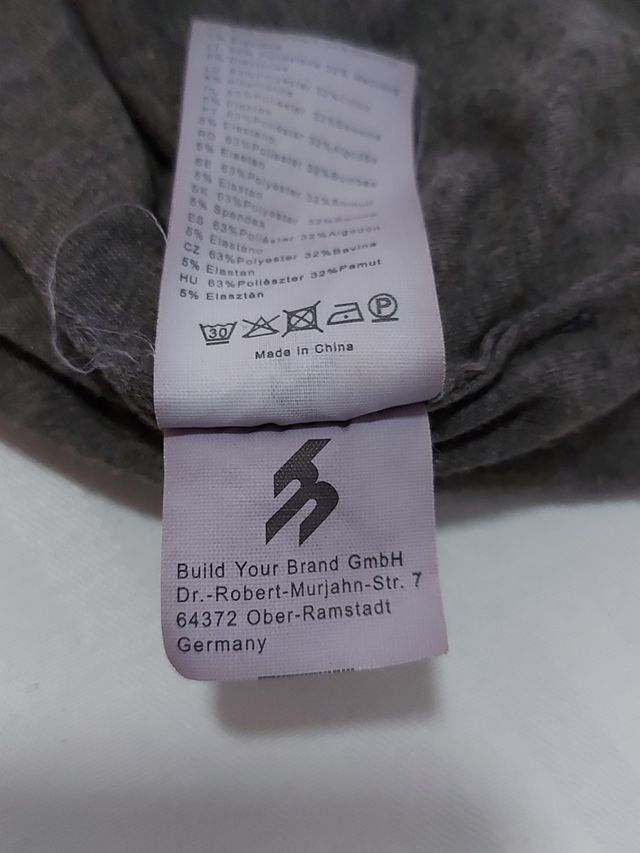 Gorro gris, marca Build Your Brand (Alemania).