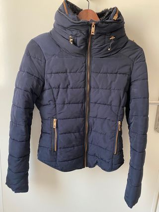 Chaqueta plumón ZARA talla S cuello subido negra de segunda mano por 10 EUR  en Vélez-Málaga en WALLAPOP