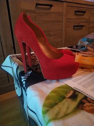 Zapatos plataforma rojo de segunda mano por 35 EUR en Los Corrales de  Buelna en WALLAPOP