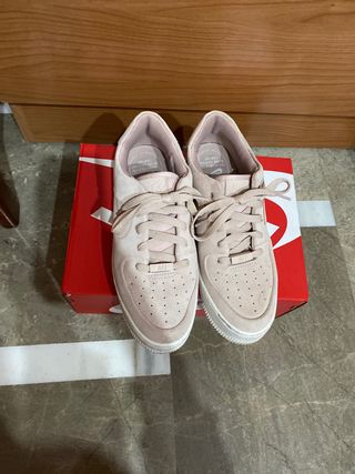 Se vende zapatillas Nike de mujer de segunda mano por 30 EUR en Granada en  WALLAPOP