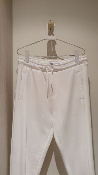 Pantalon chandal blanco zara de segunda mano por 15 EUR en Barcelona en  WALLAPOP