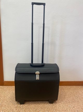 Maleta samsonite con código y ruedas de segunda mano por 40 EUR en  Barcelona en WALLAPOP