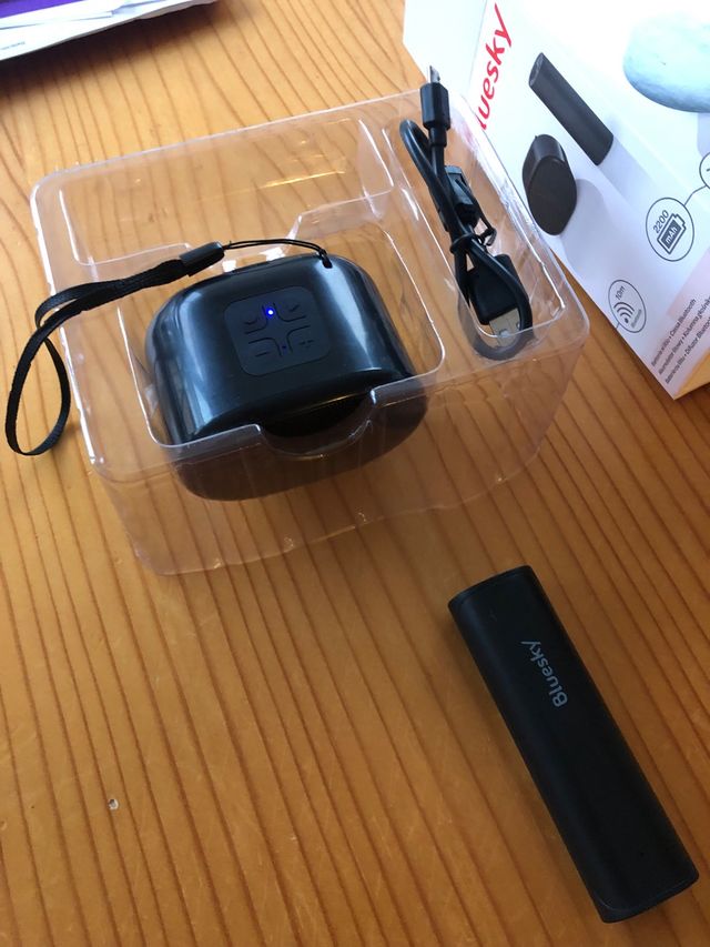 Pequeño altavoz y batería externa Bluesky