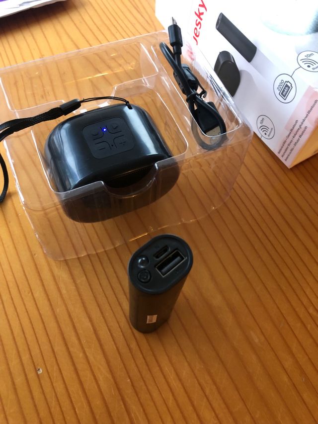 Pequeño altavoz y batería externa Bluesky