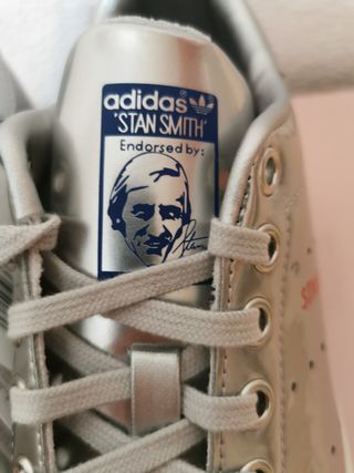 Zapatillas Stan Smith plateadas t. 38 de segunda mano por 49 EUR en Madrid  en WALLAPOP