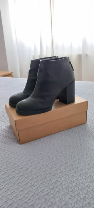 Botines Pull and Bear tacón de segunda mano en Madrid en WALLAPOP