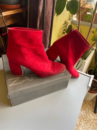 Tacones rojos de ante Stradivarius de segunda mano por 8 EUR en Albacete en  WALLAPOP