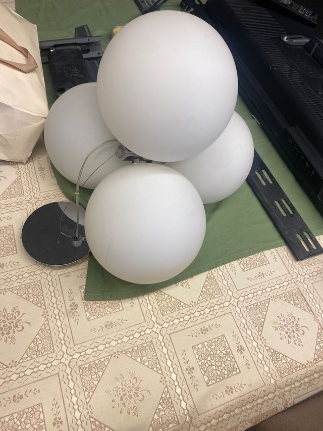 Lámpara 3 Bolas , en perfecto estado .