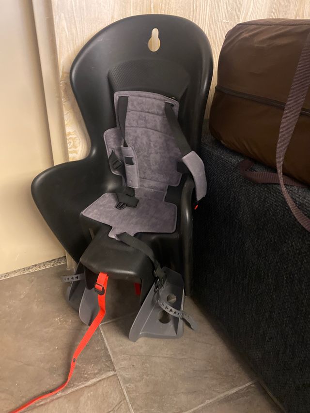 Porta bebes bici , esta nuevo , usado dos veces .