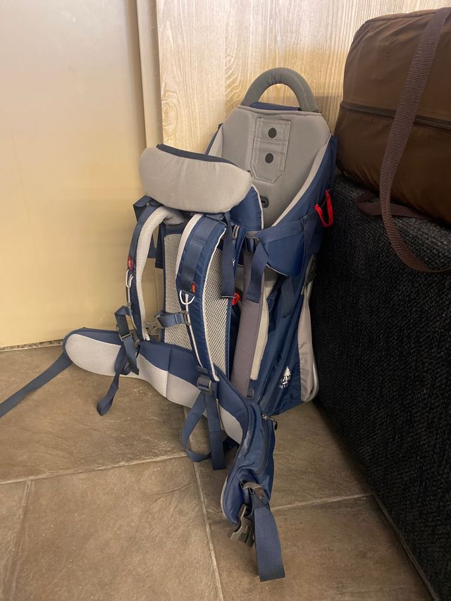 Mochila por bebes traking nuevo usado dos veces .