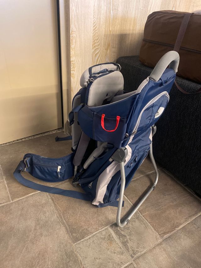 Mochila por bebes traking nuevo usado dos veces .