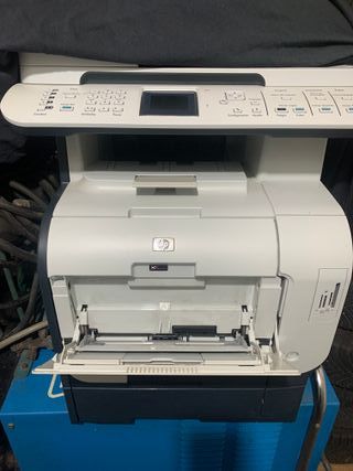 HP CM2320f Impresora láser full color de segunda mano por 130 EUR en Rubí  en WALLAPOP