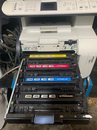 HP CM2320f Impresora láser full color de segunda mano por 130 EUR en Rubí  en WALLAPOP