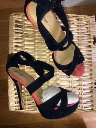 Sandalias de tacón con tiras azul marino de segunda mano por 10 EUR en  Pozuelo de Alarcón en WALLAPOP
