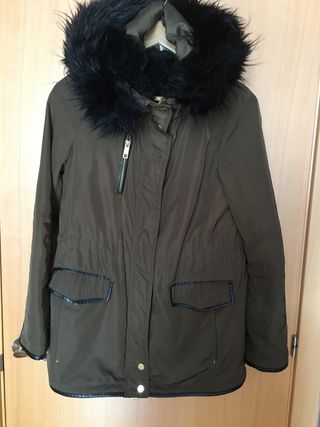 Abrigo parka capucha pelo stradivarius s de segunda mano por 10 EUR en  Gijón en WALLAPOP