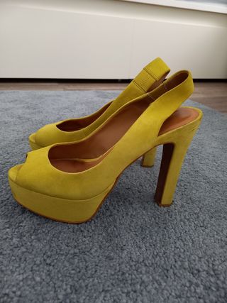 Zapatos ante amarillos Zara. Número 37 de segunda mano por 20 EUR en  Salamanca en WALLAPOP