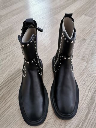 Botas negras tachas NUEVAS de segunda mano por 25 EUR en Barcelona en  WALLAPOP