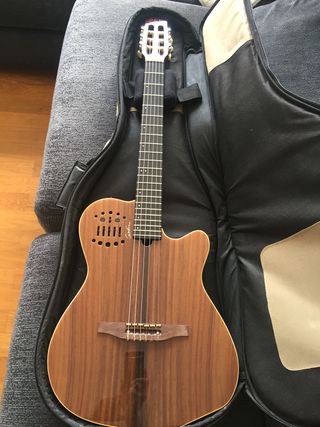 Guitarra Godin Multiac ACS SA de segunda mano por 1.275 EUR en Aretxabaleta  en WALLAPOP