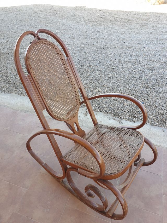 Mecedora antigua de madera