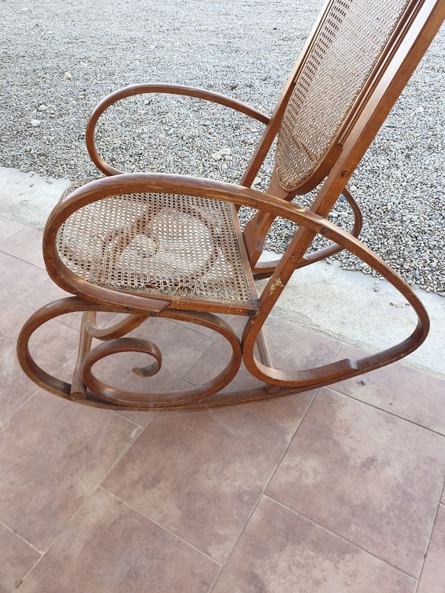Mecedora antigua de madera