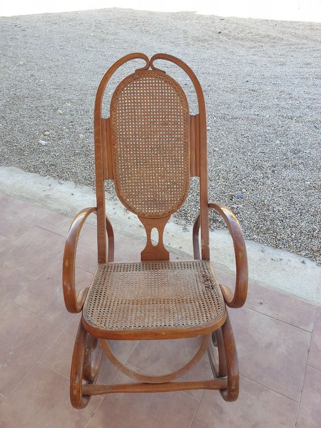 Mecedora antigua de madera