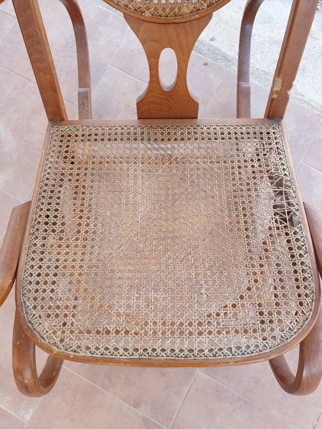 Mecedora antigua de madera