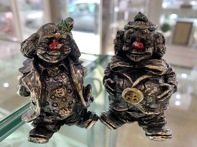 Figuras payasos plateadas( Se venden juntas)