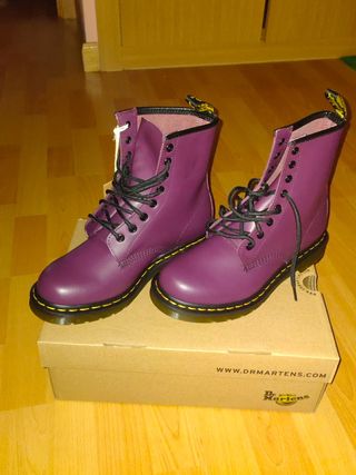 Botas Dr Martens moradas de segunda mano por 180 EUR en Alcorcón en WALLAPOP