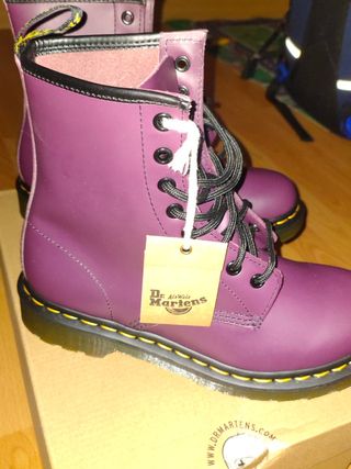 Botas Dr Martens moradas de segunda mano por 180 EUR en Alcorcón en WALLAPOP