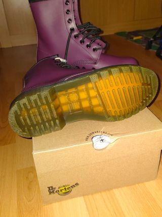 Botas Dr Martens moradas de segunda mano por 180 EUR en Alcorcón en WALLAPOP