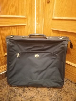 Maleta porta traje de segunda mano por 10 EUR en Colmenarejo en WALLAPOP