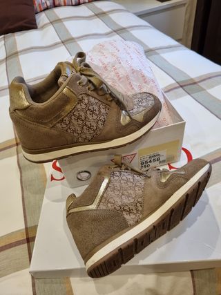 Deportivas Guess cuña interior Impecables n\\u207035 de segunda mano por 30  EUR en Leganés en WALLAPOP