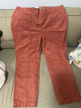 Pantalón de mujer talla 44 de segunda mano por 8 EUR en Parla en WALLAPOP