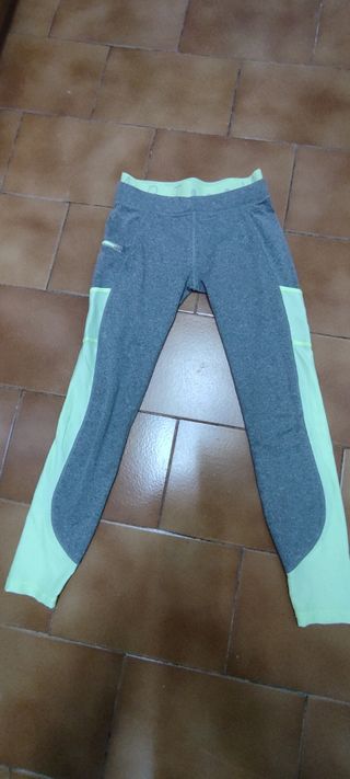 Pantalón deporte Bershka de segunda mano por 5 EUR en Cieza en WALLAPOP