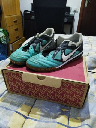 Zapatillas Nike Gato Futsal T.43 de segunda mano por 10 EUR en Barcelona en  WALLAPOP