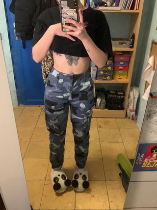 Pantalon militar azul de Bershka de segunda mano por 7 EUR en Barcelona en  WALLAPOP