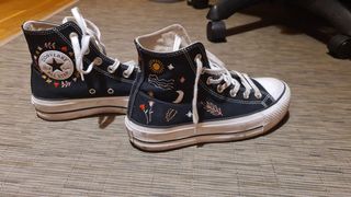 Converse plataforma bordadas de segunda mano por 40 EUR en León en WALLAPOP