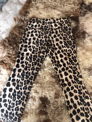 Pantalón leopardo Zara de segunda mano por 8 EUR en Zafra en WALLAPOP