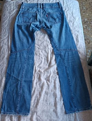 Pantalón acampanado levi\\'s de segunda mano por 30 EUR en Benaguasil en  WALLAPOP