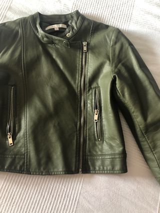 Cazadora tipo Biker símil piel EASY WEAR de segunda mano por 10 EUR en Las  Rozas de Madrid en WALLAPOP