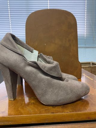 Botines bajos efecto ante color Beige de segunda mano por 10 EUR en  Valencia en WALLAPOP
