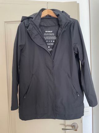 Chubasquero Ecoalf mujer de segunda mano por 75 EUR en Zaragoza en WALLAPOP