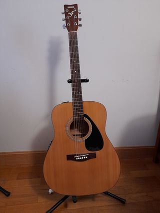 Guitarra electroacustica Yamaha Fx310A de segunda mano por 110 EUR en  Errenteria en WALLAPOP