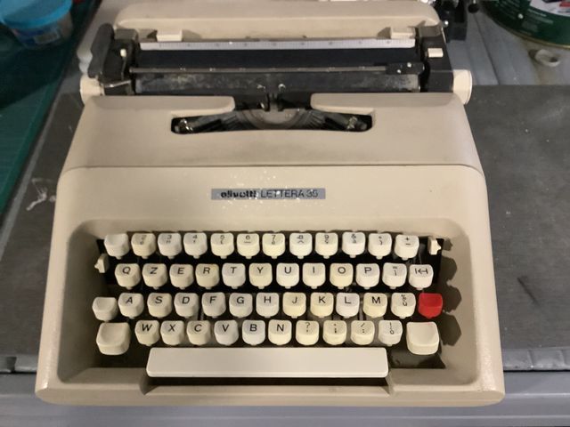 Macchina per scrivere Olivetti Lettera 35