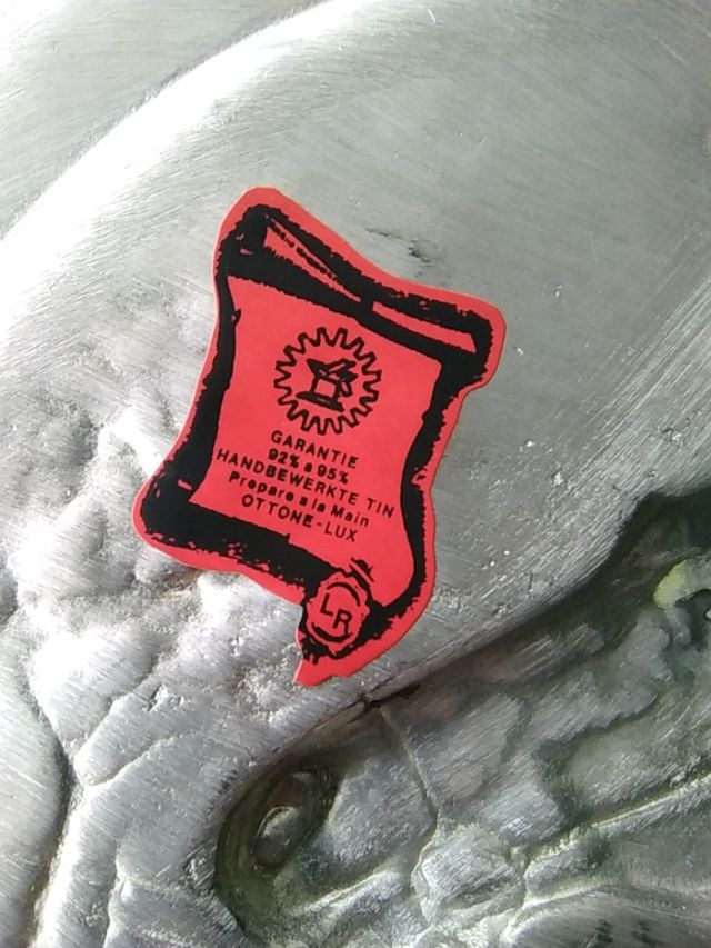 gran plato de estaño sellado