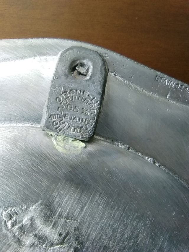 gran plato de estaño sellado