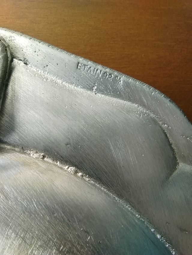 gran plato de estaño sellado