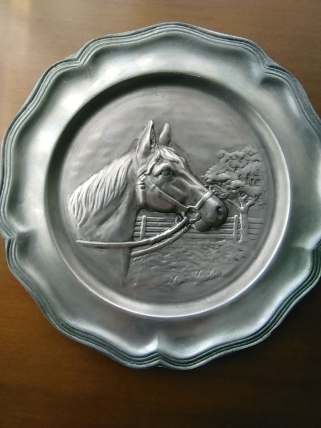 gran plato de estaño sellado